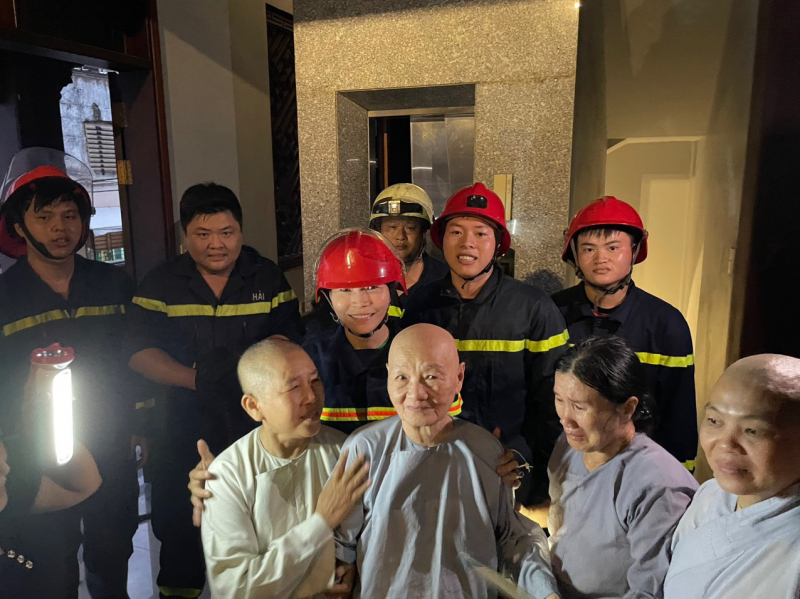 Vừa dập tắt đám cháy vội chạy đi cứu người kẹt trong thang máy -0
