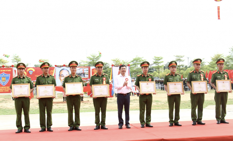 Trung đoàn Cảnh sát Cơ động Bắc Trung Bộ: Vinh dự đón nhận Huân chương Chiến công hạng Ba -0