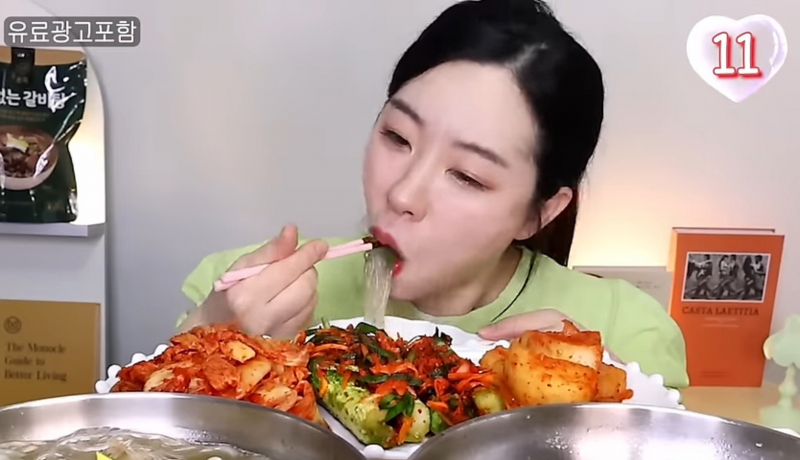 Lãng phí và hại sức khỏe từ trò mukbang -0