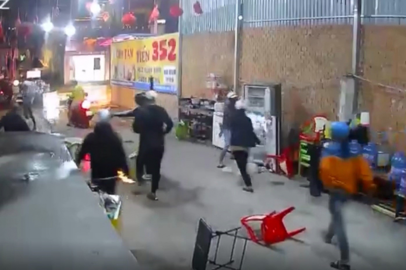 Bắt giam 37 đối tượng gây rối và tàng trữ trái phép vũ khí quân dụng -0