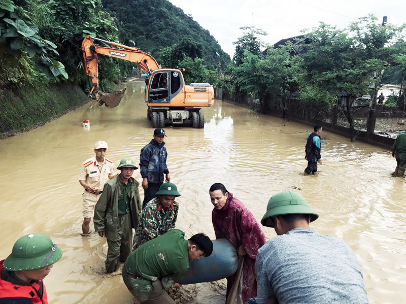Lực lượng CSGT ứng trực trong mưa bão, đảm bảo ATGT cho người dân -0