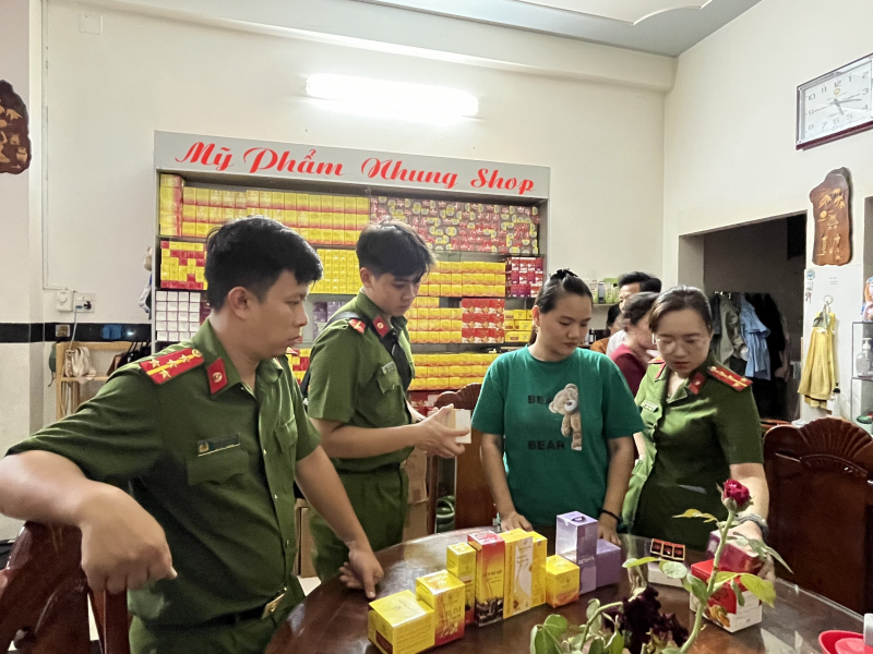 Hàng vạn sản phẩm trôi nổi tại công ty kinh doanh mỹ phẩm -0