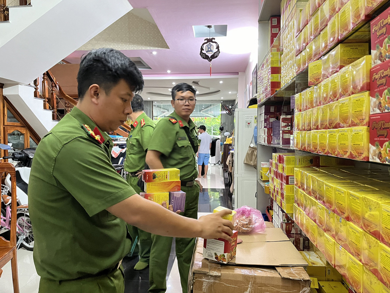 Hàng vạn sản phẩm trôi nổi tại công ty kinh doanh mỹ phẩm -0