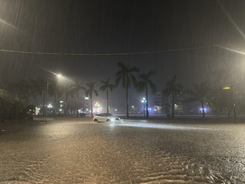 Mưa lớn nhấn chìm TP Hạ Long, 13 hộ dân phải di dời khẩn cấp -0