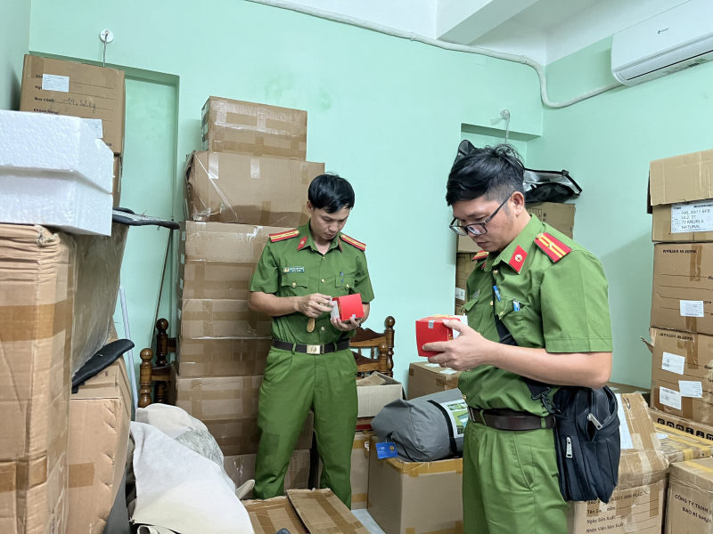 Hàng vạn sản phẩm trôi nổi tại công ty kinh doanh mỹ phẩm -1