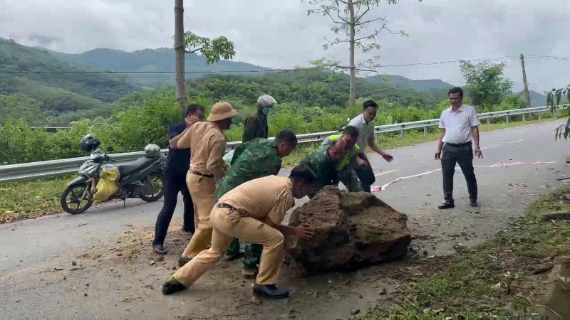 Lực lượng CSGT ứng trực trong mưa bão, đảm bảo ATGT cho người dân -0