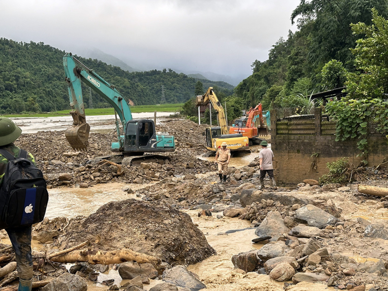 Lực lượng CSGT ứng trực trong mưa bão, đảm bảo ATGT cho người dân -0