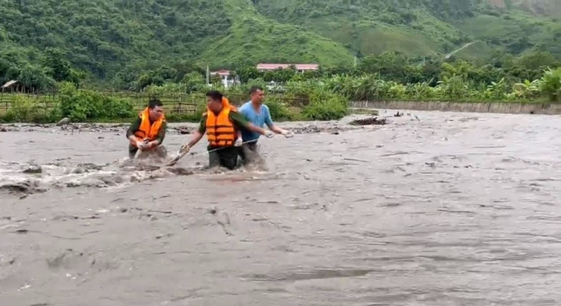 Công an huyện Mường Chà vớt được 1 thi thể bị nước lũ cuốn trôi -0