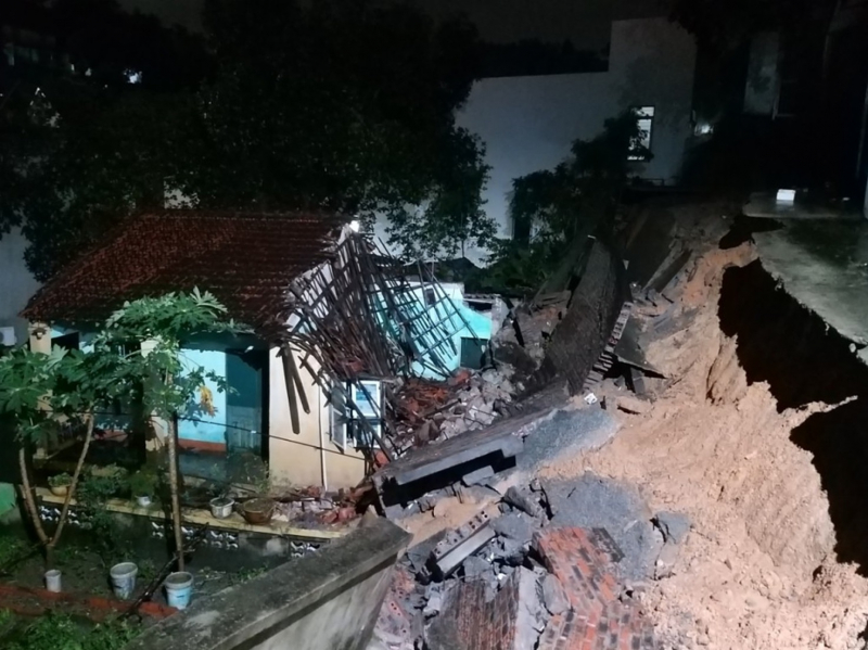 Mưa lớn nhấn chìm TP Hạ Long, 13 hộ dân phải di dời khẩn cấp -0