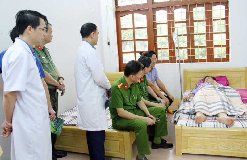 Thăm hỏi động viên cán bộ chiến sĩ bị thương khi thi hành nhiệm vụ đảm bảo ATGT -0