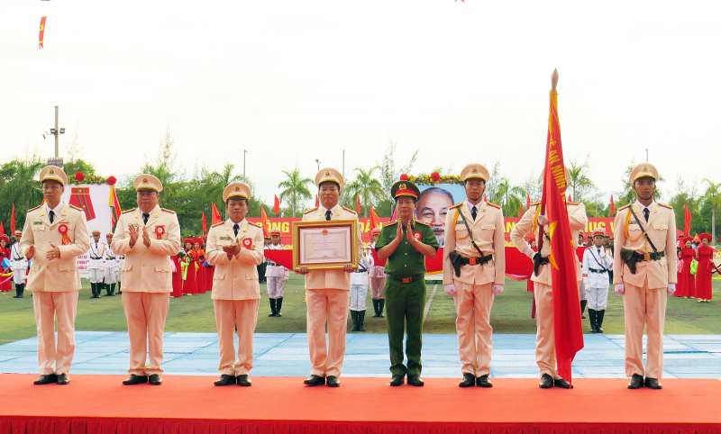 Trung đoàn Cảnh sát cơ động Trung Bộ đón nhận Huân chương Chiến công hạng Ba -0