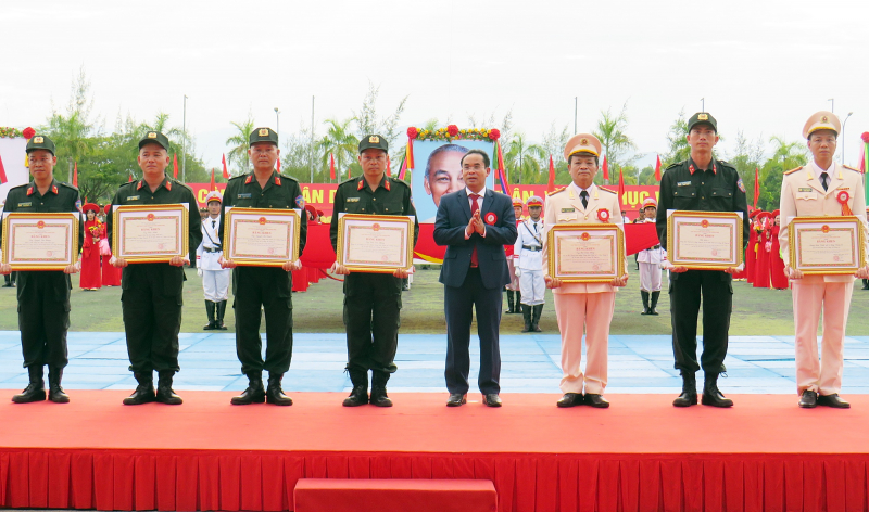 Trung đoàn Cảnh sát cơ động Trung Bộ đón nhận Huân chương Chiến công hạng Ba -0