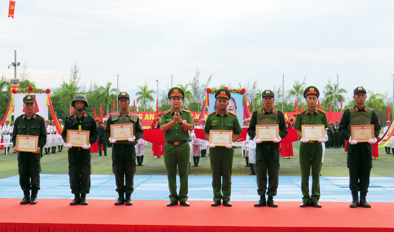 Trung đoàn Cảnh sát cơ động Trung Bộ đón nhận Huân chương Chiến công hạng Ba -0