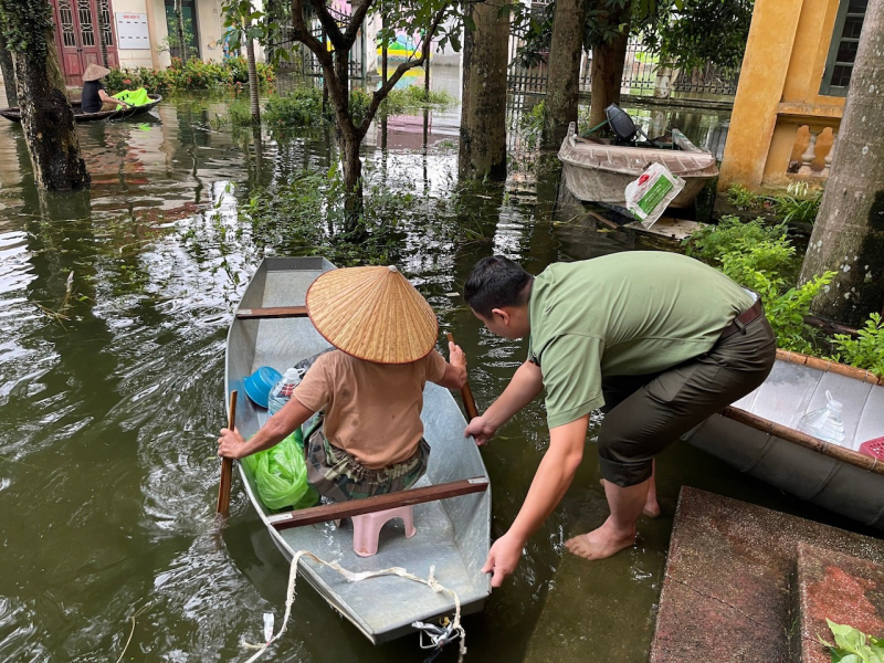 Công an TP Hà Nội hỗ trợ thực phẩm, nước uống cho người dân vùng ngập lụt -1