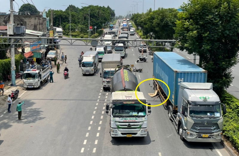 Va chạm ngã vào xe đầu kéo tử vong, quốc lộ 1 ùn ứ giao thông hơn 3km -0