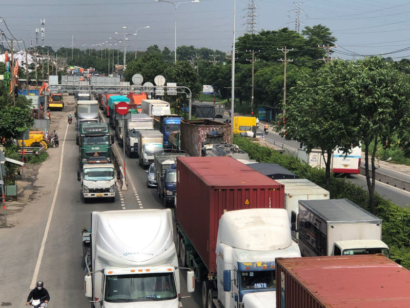 Va chạm ngã vào xe đầu kéo tử vong, quốc lộ 1 ùn ứ giao thông hơn 3km -1