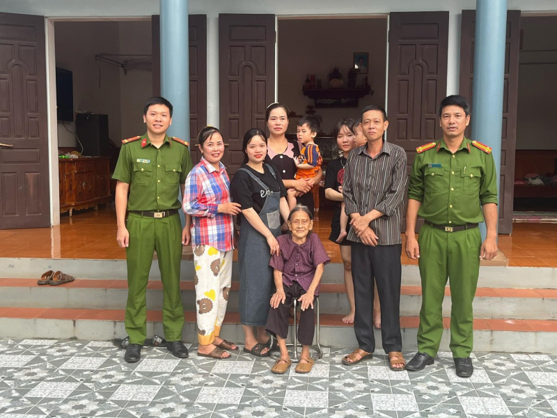 Tổ bảo vệ ANTT ở cơ sở và Công an xã giúp một gia đình doàn tụ sau 30 năm lưu lạc -0