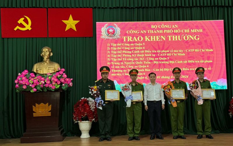 Công an TP Hồ Chí Minh khen thưởng các đơn vị phá đường dây ma túy, tiền giả… -1