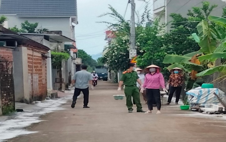 Lực lượng Công an các xã vùng rốn lũ tham gia dọn dẹp, vệ sinh môi trường sau mưa lũ -0