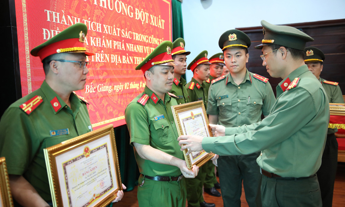 Khen thưởng 7 CBCS khám phá nhanh vụ trọng án tại Bắc Giang -0