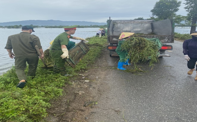Lực lượng Công an các xã vùng rốn lũ tham gia dọn dẹp, vệ sinh môi trường sau mưa lũ -0