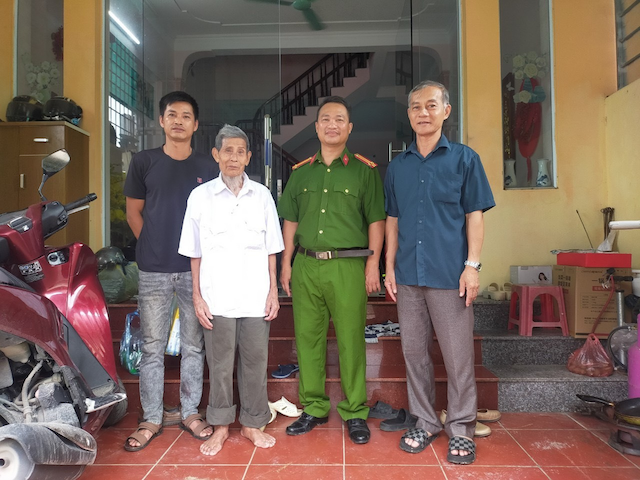 Công an xã Đồng Lạc nhanh chóng tìm gia đình cho cụ già đi lạc -0