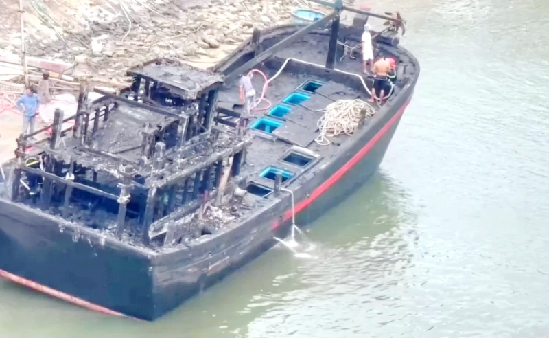 Chập điện gây ra hỏa hoạn khiến 3 tàu cá neo đậu ở cảng Ninh Chữ bị thiệt hại nặng  -0