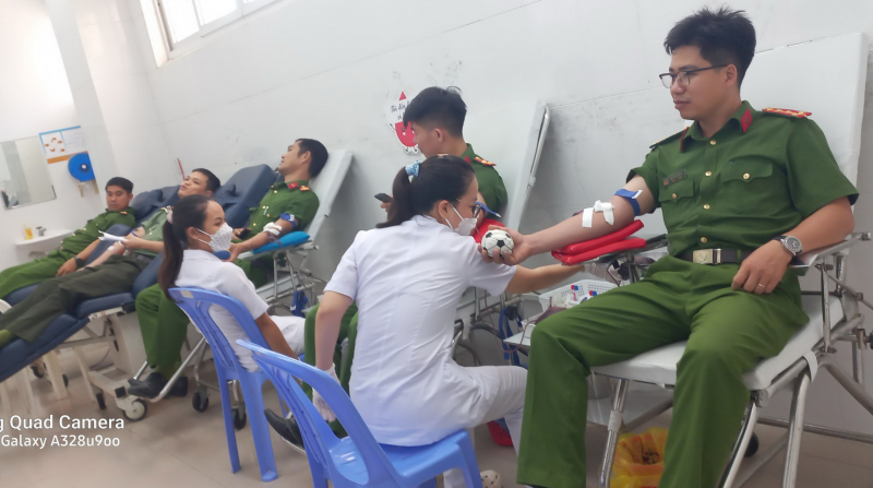 7 CBCS Công an tỉnh Ninh Thuận hiến máu đột xuất cứu giúp 2 bệnh nhân -0