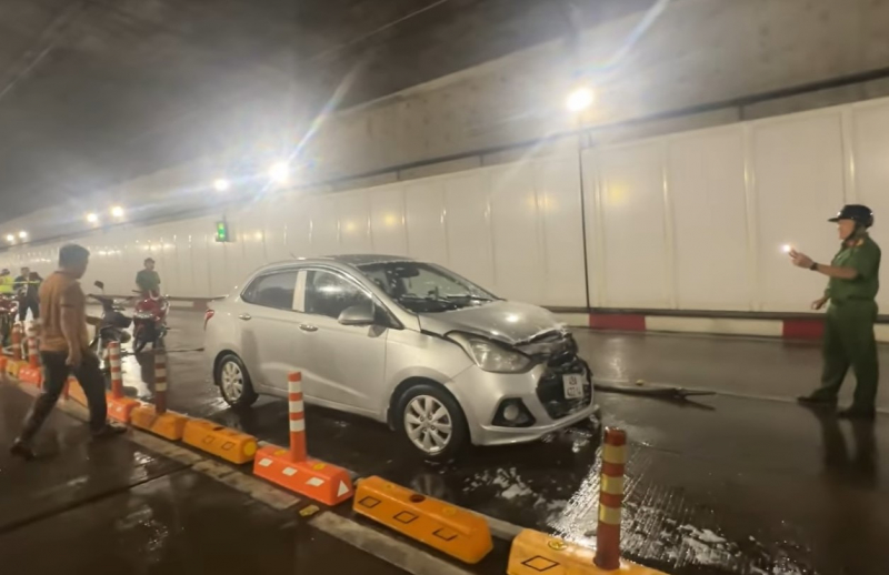 Kịp thời dập tắt đám cháy xe ô tô trong Hầm vượt sông Sài Gòn -0