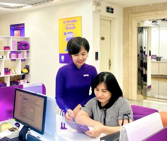 Cán bộ ngân hàng kịp thời ngăn chặn khách hàng bị kẻ gian lừa tiền -0