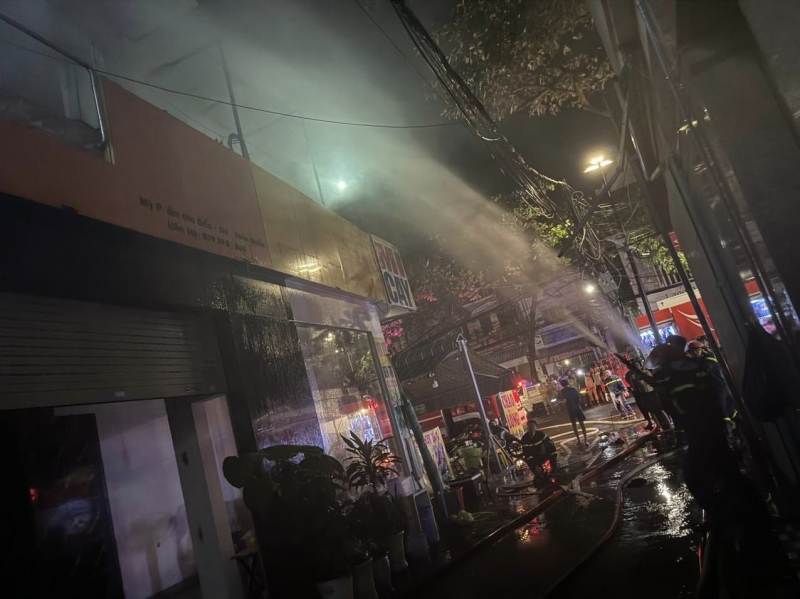 3 người được Cảnh sát PCCC giải cứu trong vụ cháy lúc rạng sáng ở TP Vũng Tàu -0