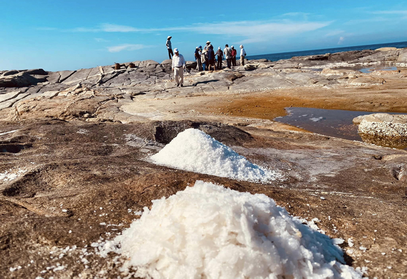 Đồng muối cổ giữa lưng chừng đá -0