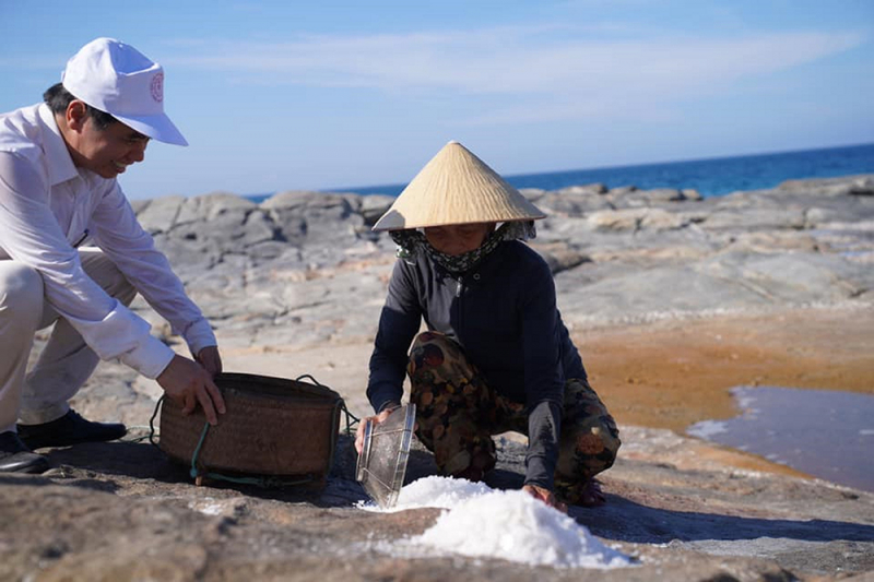 Đồng muối cổ giữa lưng chừng đá -0