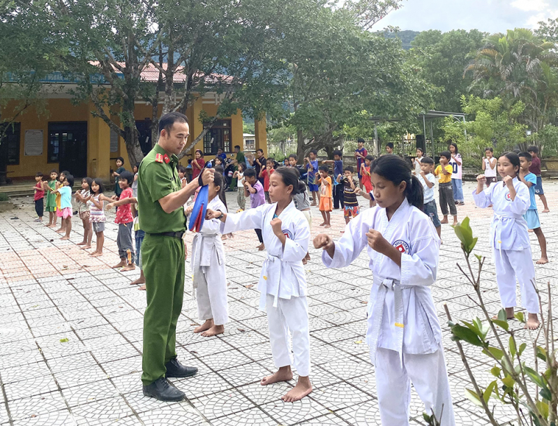 Cán bộ Công an xã miền núi vận động, giúp đỡ học sinh nghèo -0