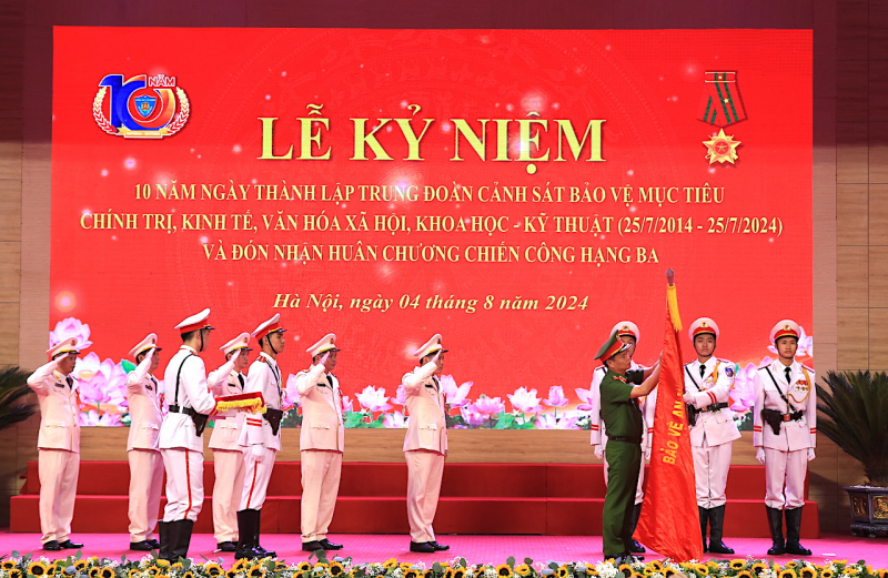 Cảnh sát bảo vệ mục tiêu chính trị, kinh tế, văn hóa xã hội, khoa học - kỹ thuật đón nhận Huân chương Chiến công -0