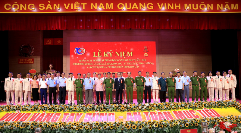 Cảnh sát bảo vệ mục tiêu chính trị, kinh tế, văn hóa xã hội, khoa học - kỹ thuật đón nhận Huân chương Chiến công -0