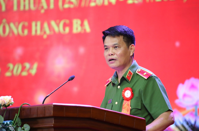 Cảnh sát bảo vệ mục tiêu chính trị, kinh tế, văn hóa xã hội, khoa học - kỹ thuật đón nhận Huân chương Chiến công -0