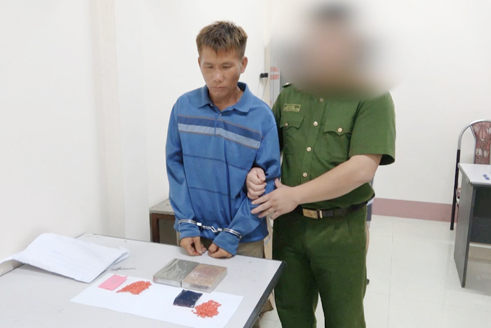 Bắt đối tượng vận chuyển trái phép 2 bánh heroin -0