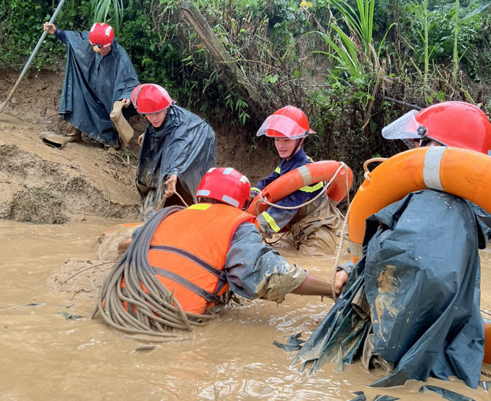 Công an Điện Biên dầm mình trong mưa lũ, vì nhân dân phục vụ -0