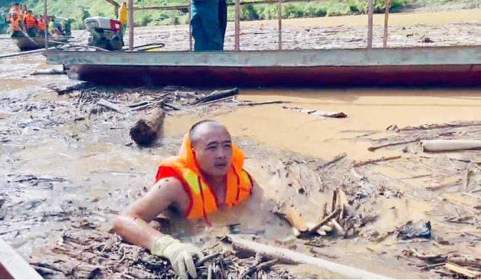 Công an Điện Biên dầm mình trong mưa lũ, vì nhân dân phục vụ -0