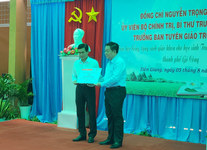 z5701287827637_ee66bf59e6d4970aa3654d103a039e76.jpg -0