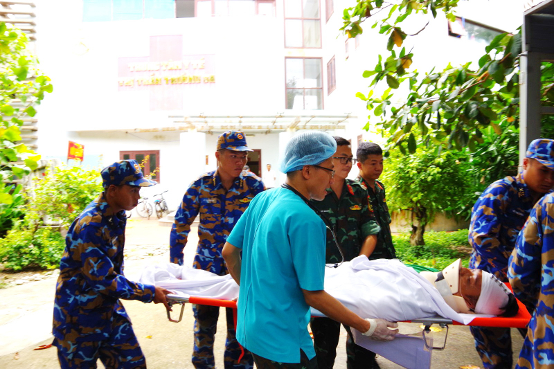 Điều trực thăng bay ra Trường Sa đưa ngư dân chấn thương sọ não về đất liền điều trị -0