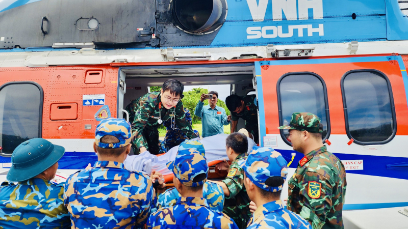 Lần đầu tiên trực thăng vận chuyển cùng lúc 3 bệnh nhân từ Trường Sa về đất liền điều trị -0
