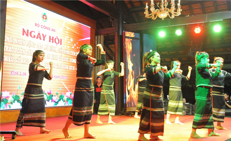 Thứ trưởng Lê Quốc Hùng dự Ngày hội Toàn dân bảo vệ an ninh Tổ quốc tại Đắk Lắk -0
