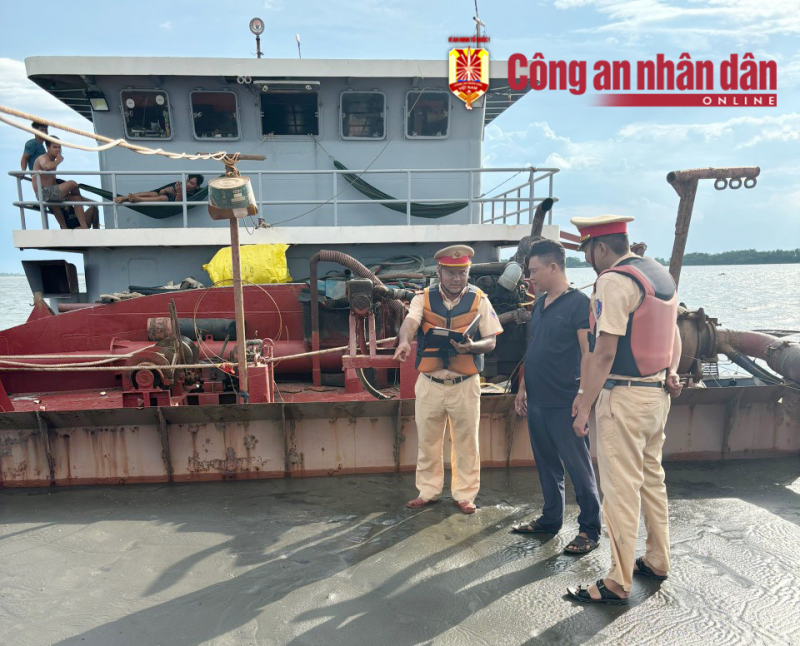 Bắt quả tang 3 phương tiện bơm hút, vận chuyển trái phép gần 2.000 mét khối cát  -1