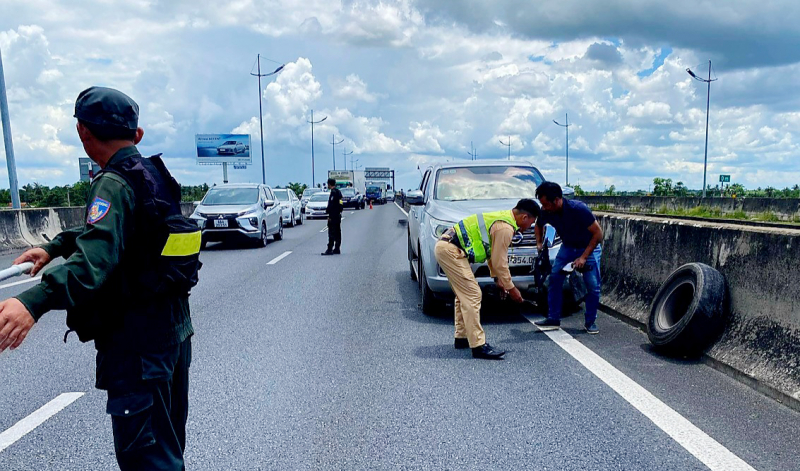 CSGT hỗ trợ thay lốp cho phương tiện gặp sự cố trên cao tốc TP Hồ Chí Minh - Trung Lương -1