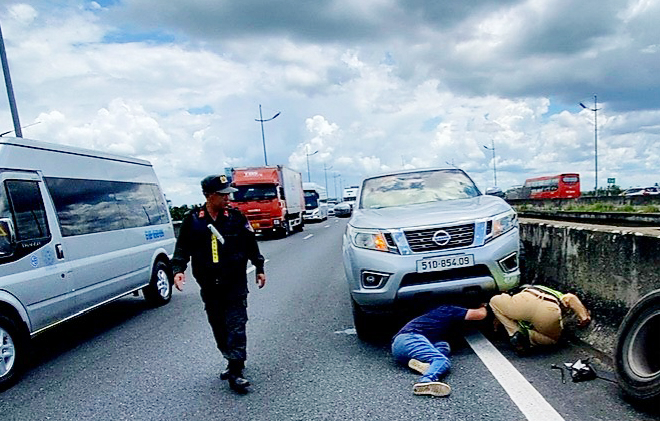 CSGT hỗ trợ thay lốp cho phương tiện gặp sự cố trên cao tốc TP Hồ Chí Minh - Trung Lương -2