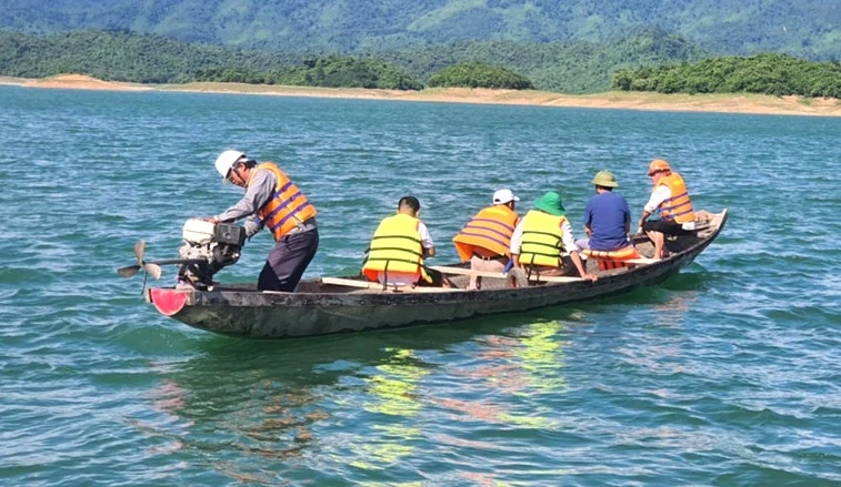 Tìm nguyên nhân cá tự nhiên chết bất thường ở hồ thuỷ lợi lớn nhất Quảng Bình -0