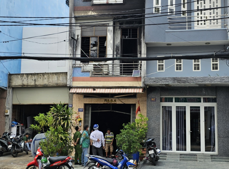 Xe tải tông sập cửa nhà để cứu người mắc kẹt trong đám cháy -0