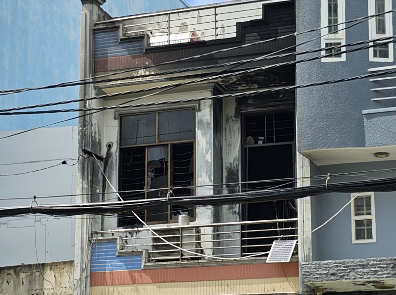 Xe tải tông sập cửa nhà để cứu người mắc kẹt trong đám cháy -0